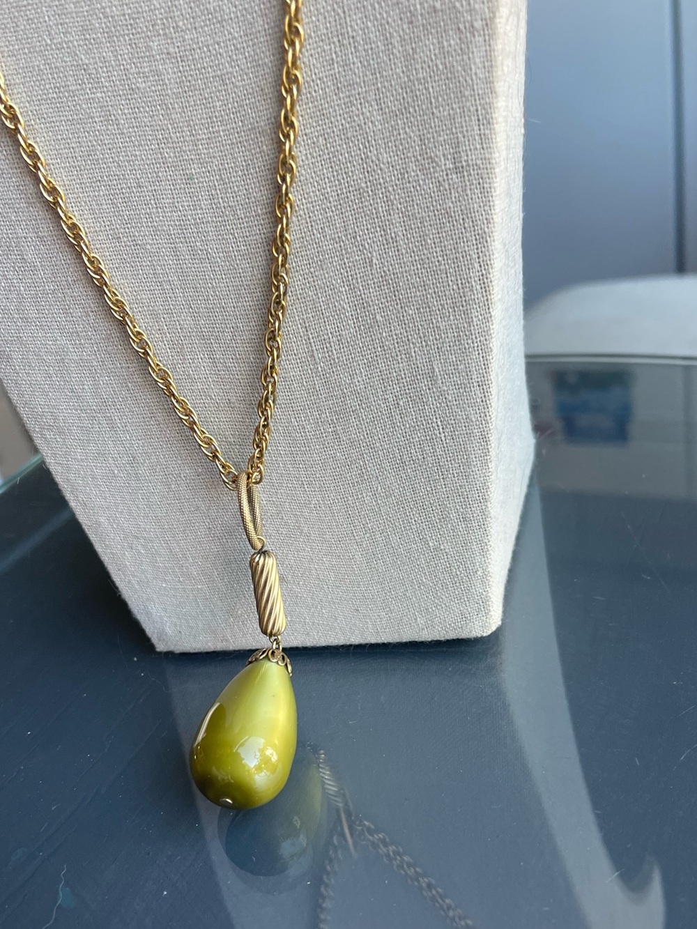 VTG Sarah Coventry Gold Tone Necklace Olive Green Teardrop Pendant excellent con